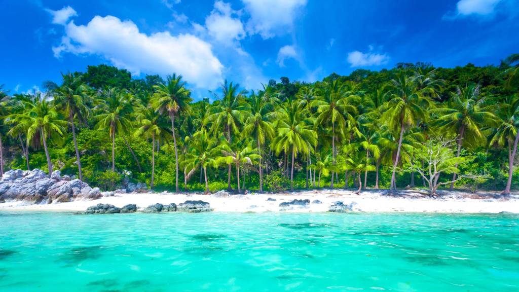 Where To Live? Phuket vs Pattaya, Island vs Coastal Living