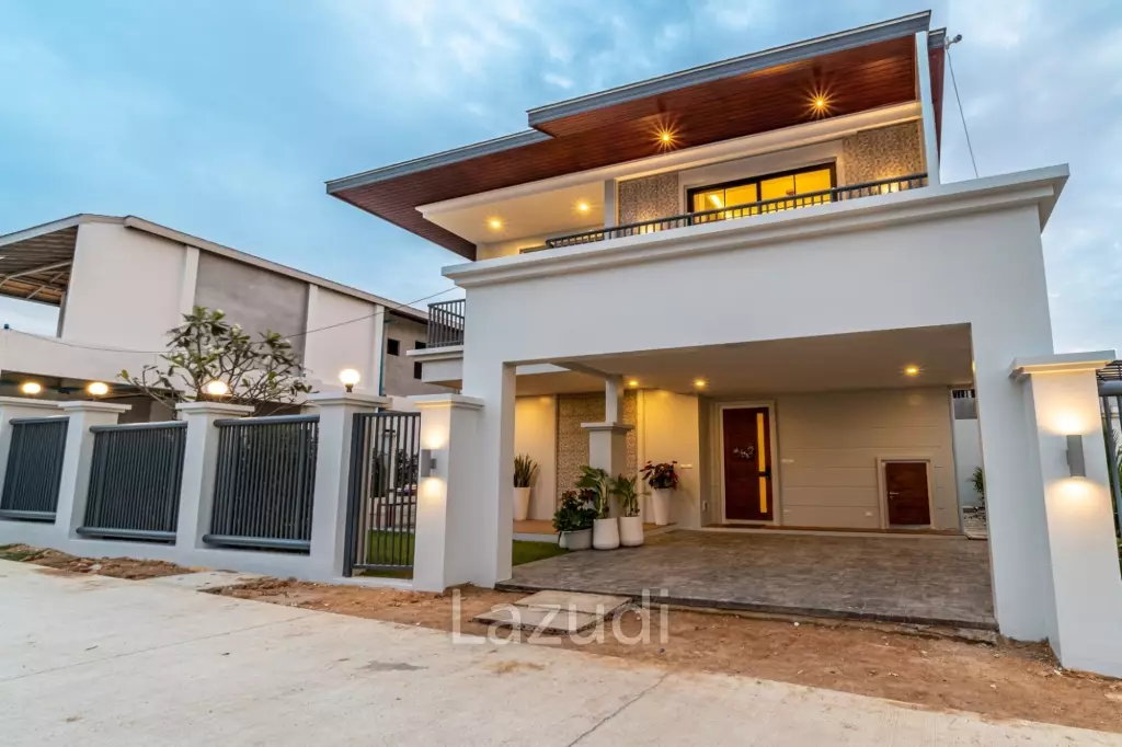 3 Beds 4 Baths 450 SQ.M Rungsii Village