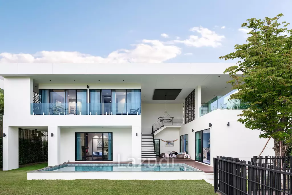 Two stories villa in It'z Time. 3 bed, 3 bath.