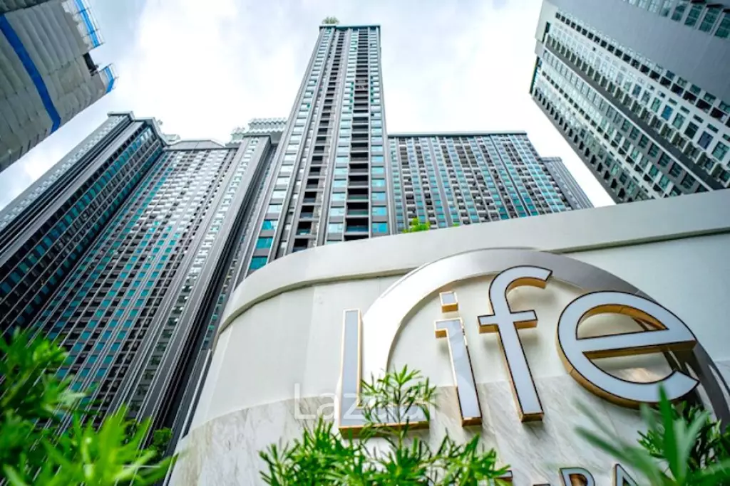 25 sqm Freehold Studio Condo with Balcony and City View
