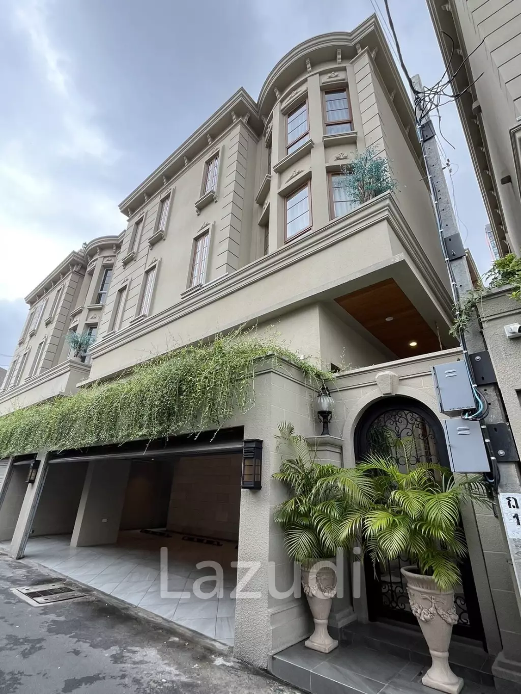 [Bare Shell] 4 Bed 4 Bath 864 SQ.M Casa Ekkamai 28