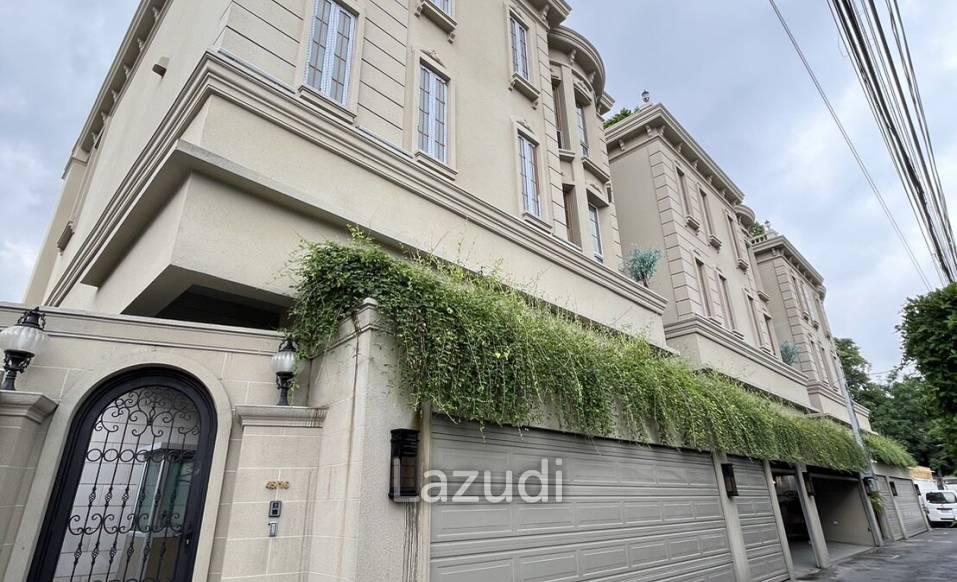 Casa Ekkamai 28
