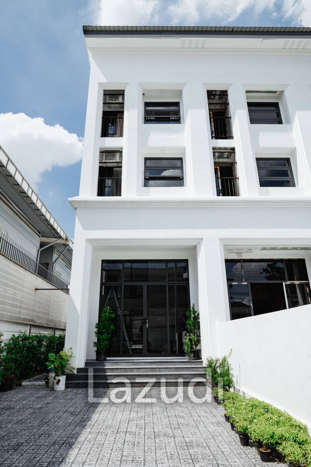 Luxurious 3.5-Storey Townhouse Bangkok for Sale