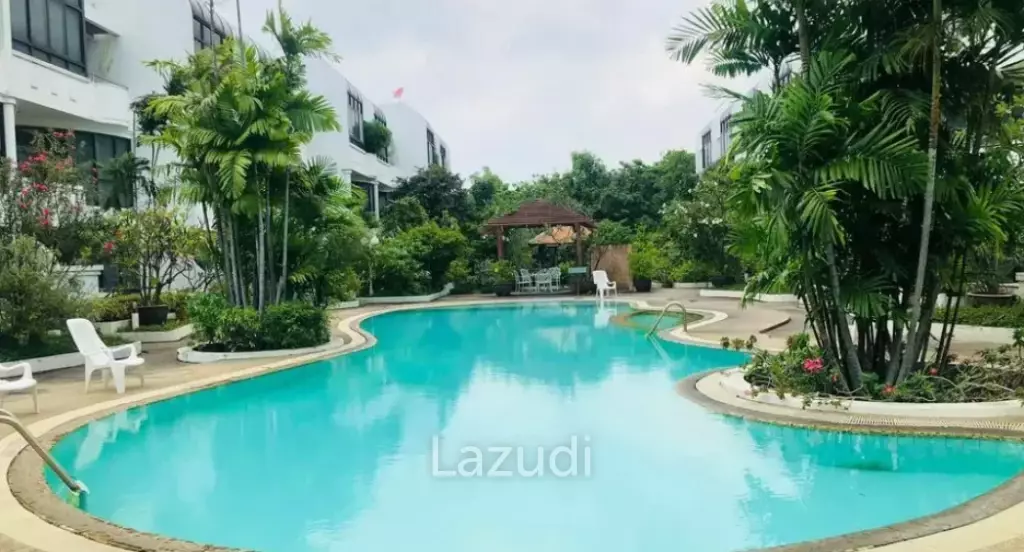 400 sqm townhouse in Chong Nonsi Yan Nawa with pool access