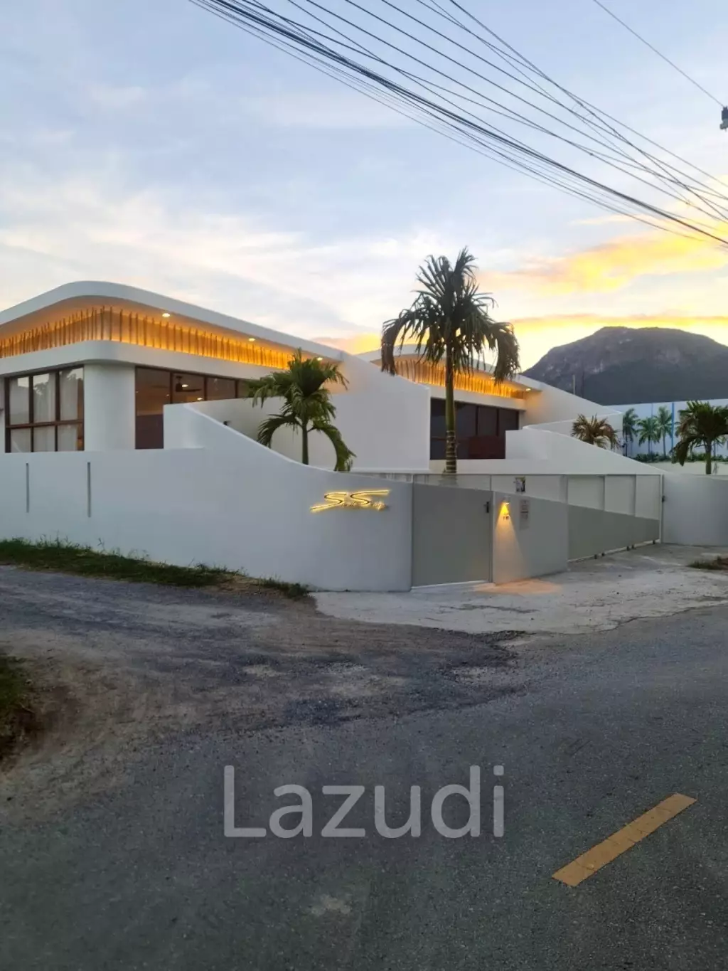 167 sqm Modern Pool Villa in Sam Roi Yot, Prachuap Khiri Khan