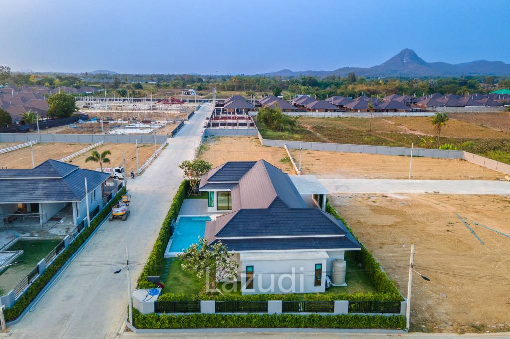 เลอ ลักซ์ วิลล่า (L'UX VILLA Private Pool Villas)