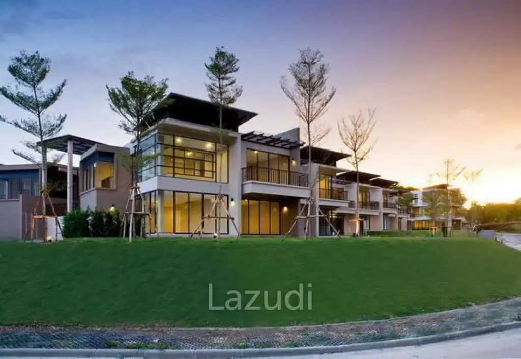 Luxury 2 Bed Condo at Palm Hills