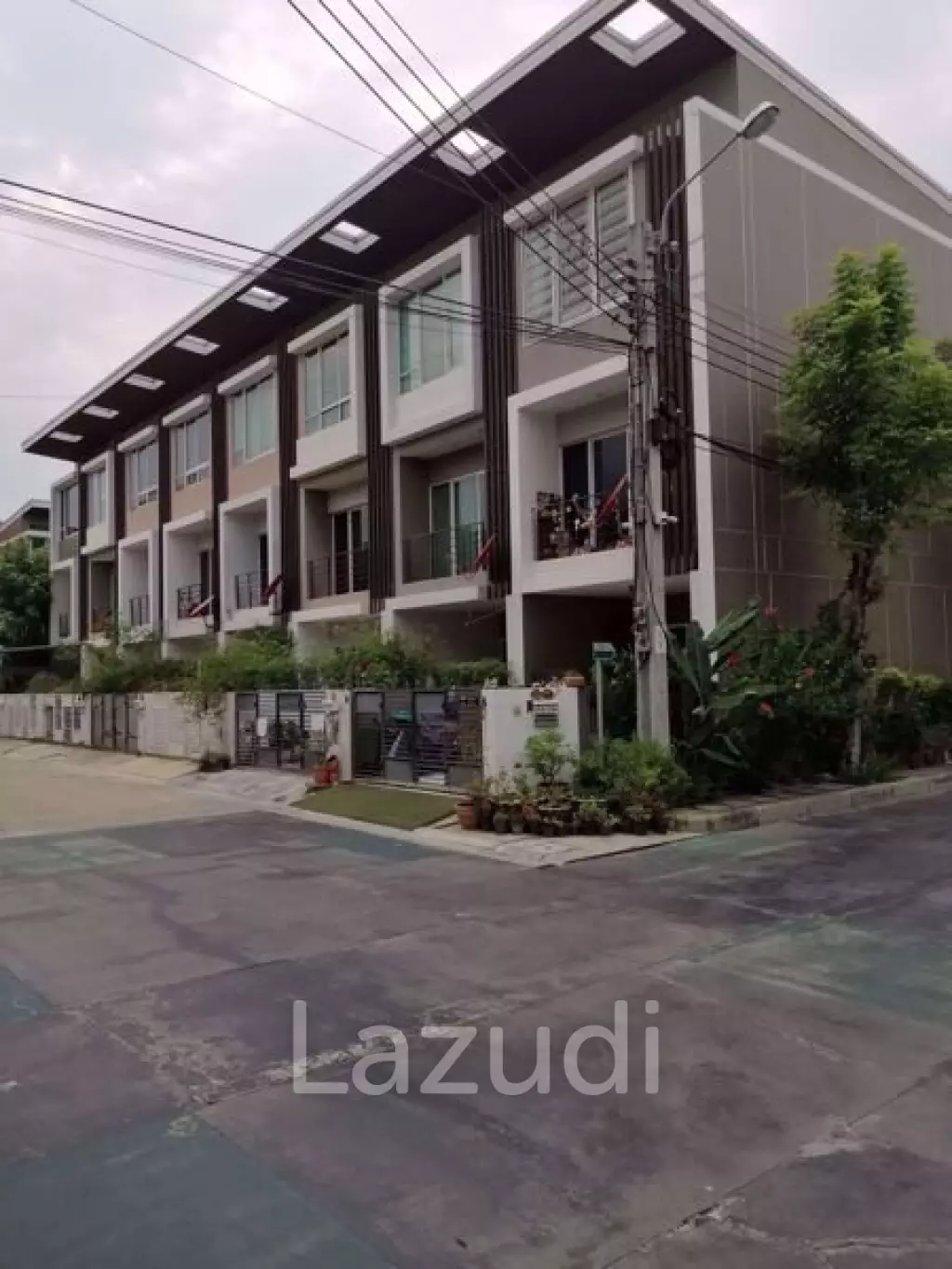 3 Bed 3 Bath 200 SQ.M Thanapat Haus Sathorn-Narathiwas