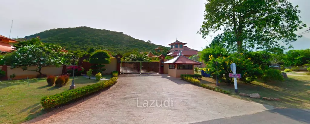 LEELAWADEE: Beautiful 5 Bed Bali Estate with Amazing Floating Sala in Lake
