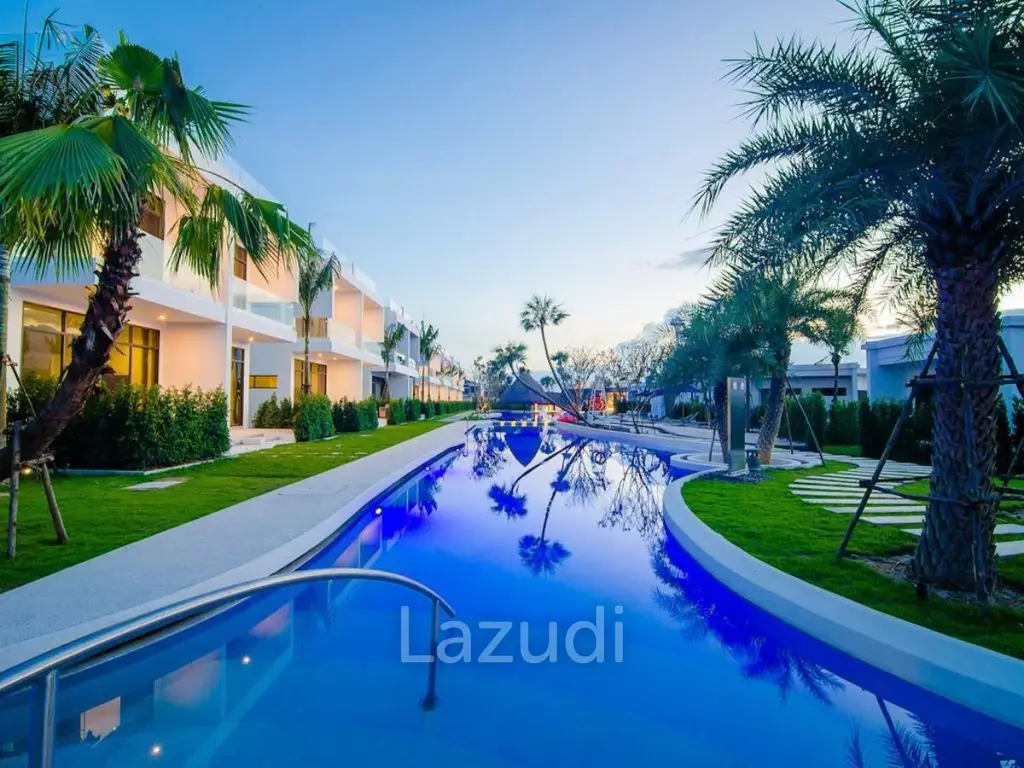 LA LUA : Modern 4 Bed 2 Storey Villa within Resort Complex with Great Views