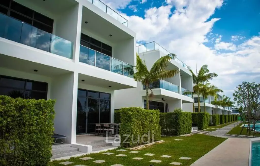 LA LUA : Modern 4 Bed 2 Storey Villa within Resort Complex with Great Views