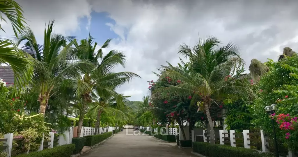 The Heights 2: 4-Bedrooms with Private Pool and Garden