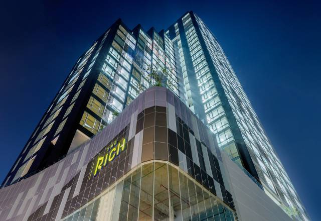 The Rich Ploenchit-Nana