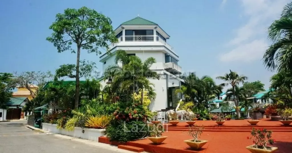 Unique Pool-Villa with Private Mooring Dock
