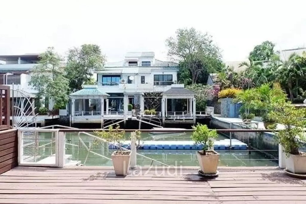 Unique Pool-Villa with Private Mooring Dock