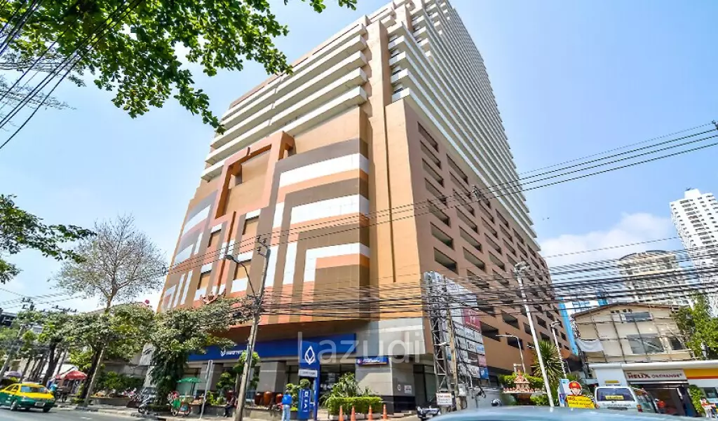 Office at Sorachai Ekkamai Building
