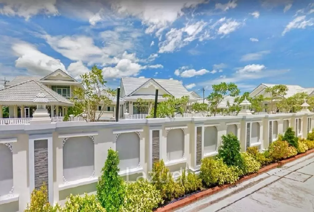 Nice Breeze By The Sea : 4 Bedroom Villa Close To The Beach