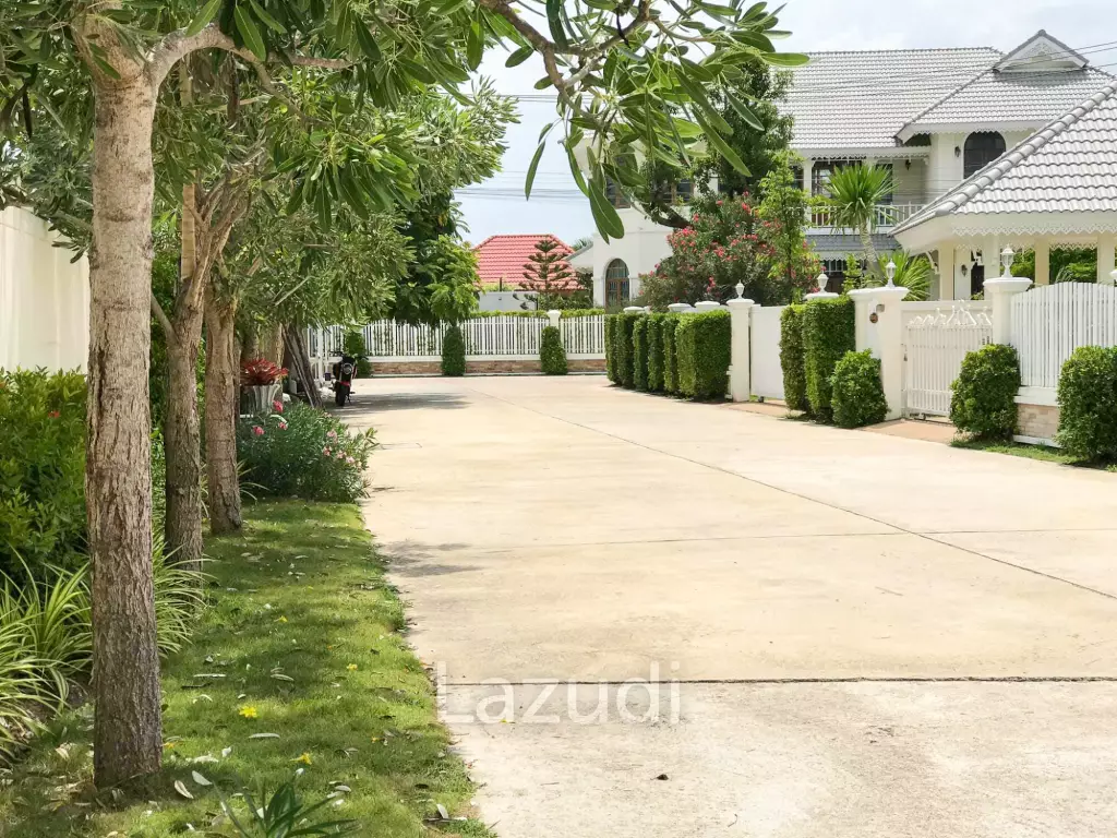 Nice Breeze By The Sea : 4 Bedroom Villa Close To The Beach