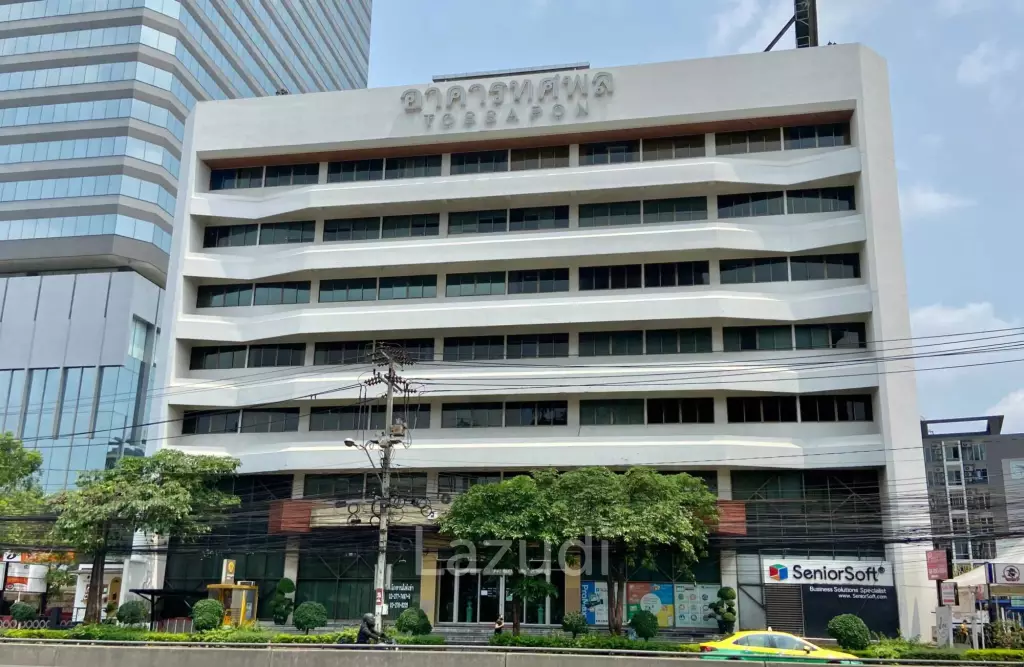 240 sqm Retail Space in Tossapon Building Huai Khwang Bangkok
