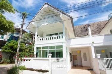 3 Bedroom Townhouse close to the beach