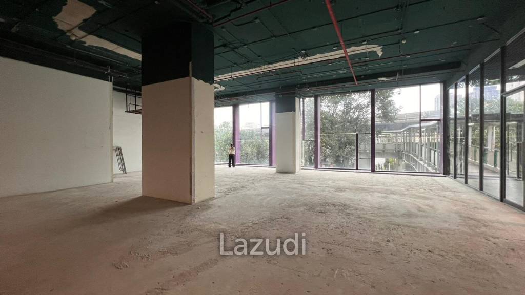 Showroom Connecting to Thonglor BTS