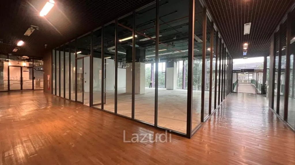Showroom Connecting to Thonglor BTS