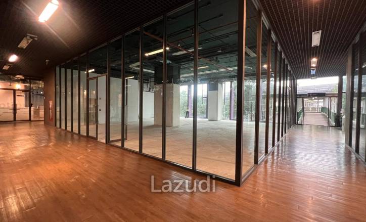 Showroom Connecting to Thonglor BTS
