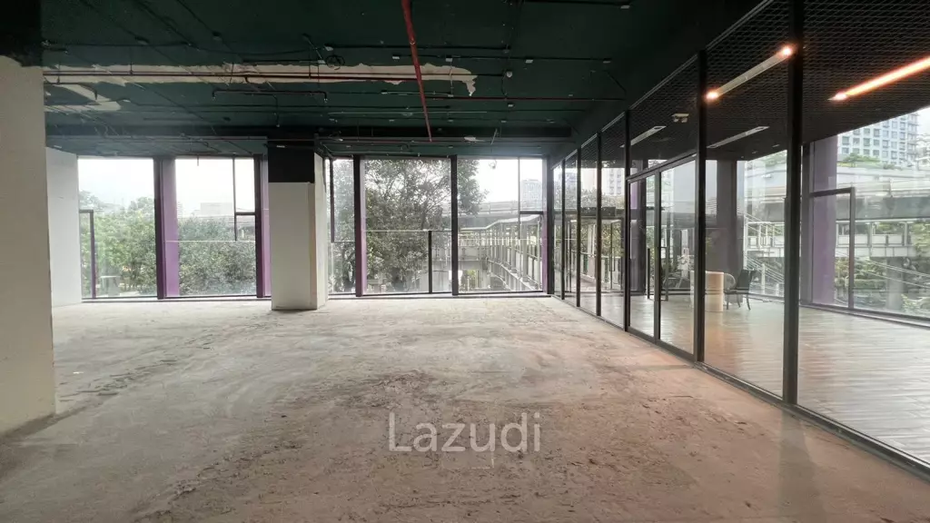 Showroom Connecting to Thonglor BTS