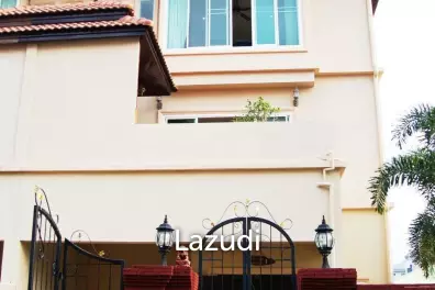 Townhouse for Sale at Kasetsin Soi 1