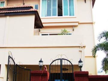 Townhouse for Sale at Kasetsin Soi 1