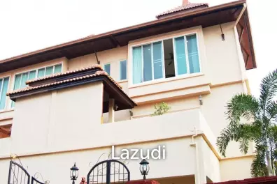 Townhouse for Sale at Kasetsin Soi 1