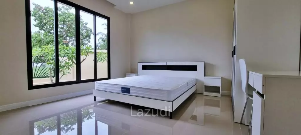 3 Bedrooms 4 Bathrooms 275 SQ.M Horseshoe Point