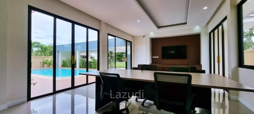 3 Bedrooms 4 Bathrooms 275 SQ.M Horseshoe Point