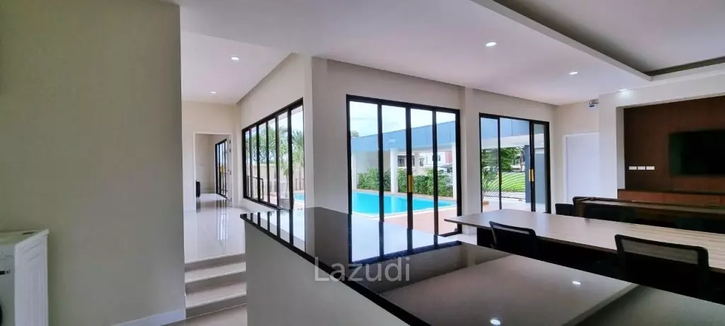 3 Bedrooms 4 Bathrooms 275 SQ.M Horseshoe Point