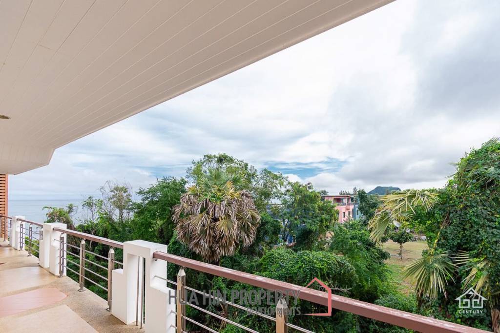 K.M. BEACH CONDO  : 3 Bed Beach Front