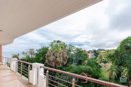 K.M. BEACH CONDO  : 3 Bed Beach Front