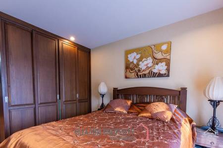 K.M. BEACH CONDO  : 3 Bed Beach Front