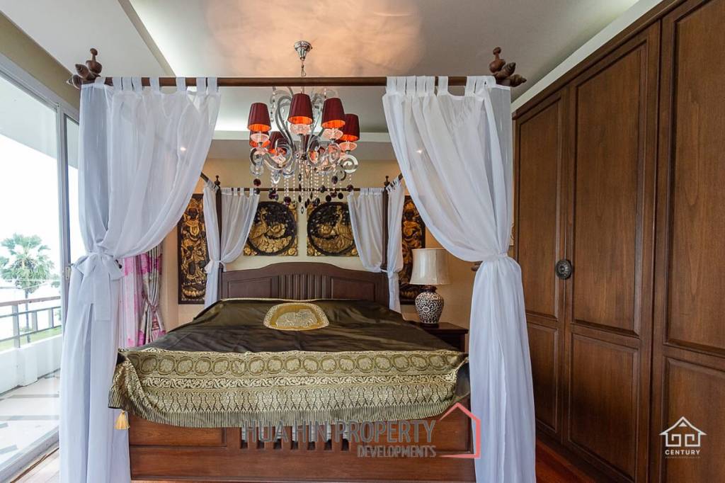K.M. BEACH CONDO  : 3 Bed Beach Front