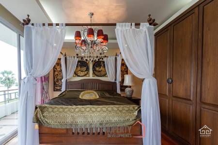 K.M. BEACH CONDO  : 3 Bed Beach Front