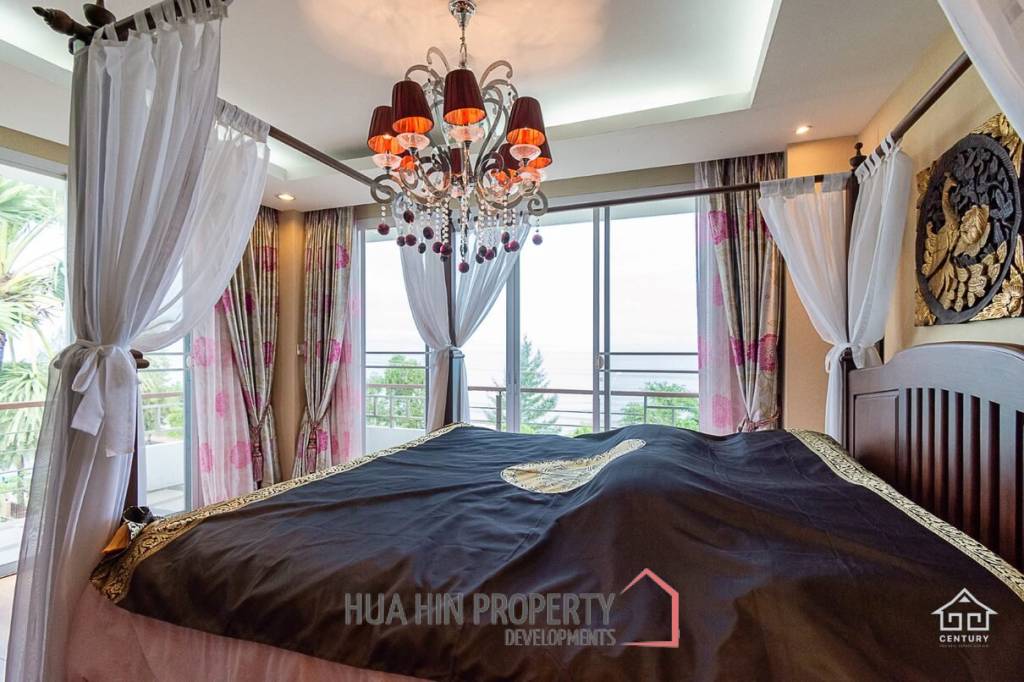 K.M. BEACH CONDO  : 3 Bed Beach Front