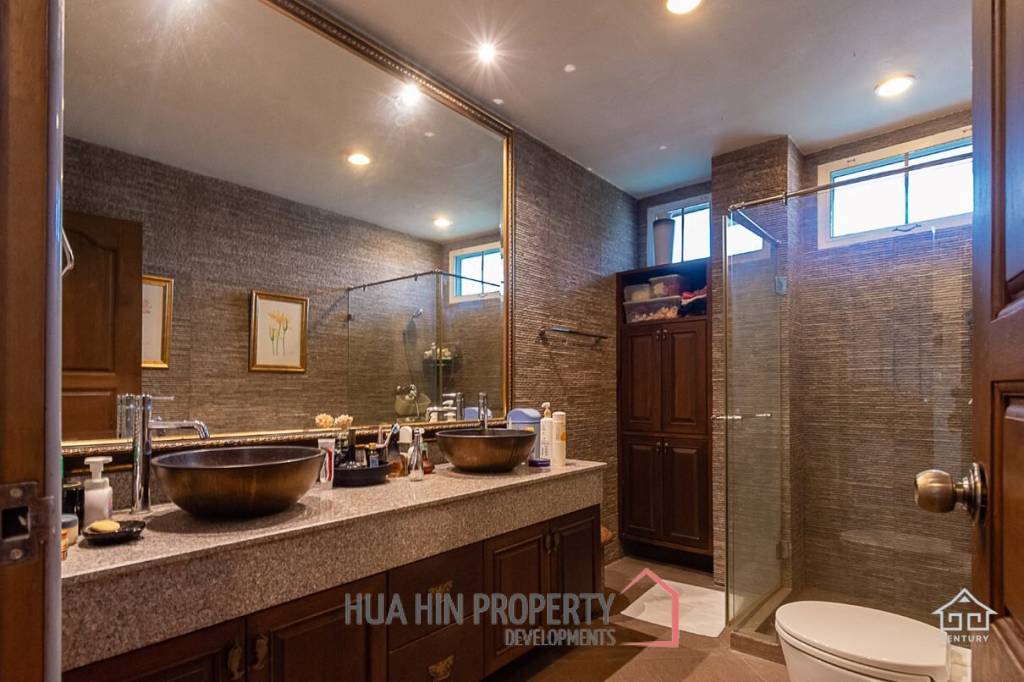 K.M. BEACH CONDO  : 3 Bed Beach Front