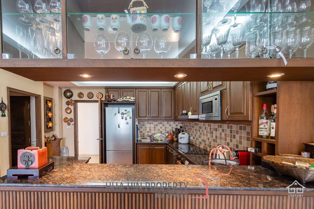 K.M. BEACH CONDO  : 3 Bed Beach Front