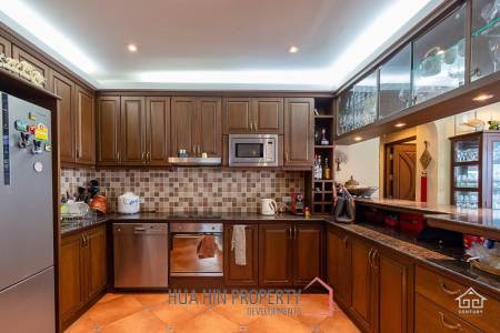 K.M. BEACH CONDO  : 3 Bed Beach Front