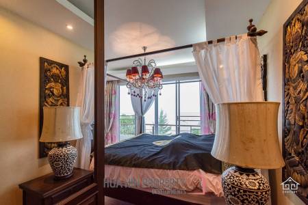 K.M. BEACH CONDO  : 3 Bed Beach Front