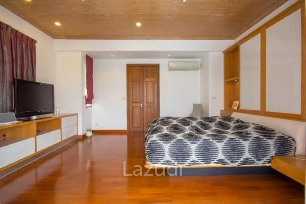 Luxury 3 Storey 3 Bed Villa