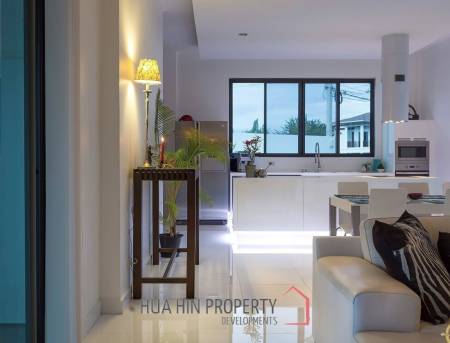 STYLISH MODERN HOUSE  : 3 bed great location