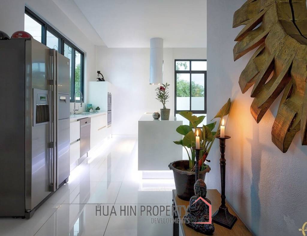 STYLISH MODERN HOUSE  : 3 bed great location