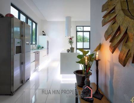 STYLISH MODERN HOUSE  : 3 bed great location