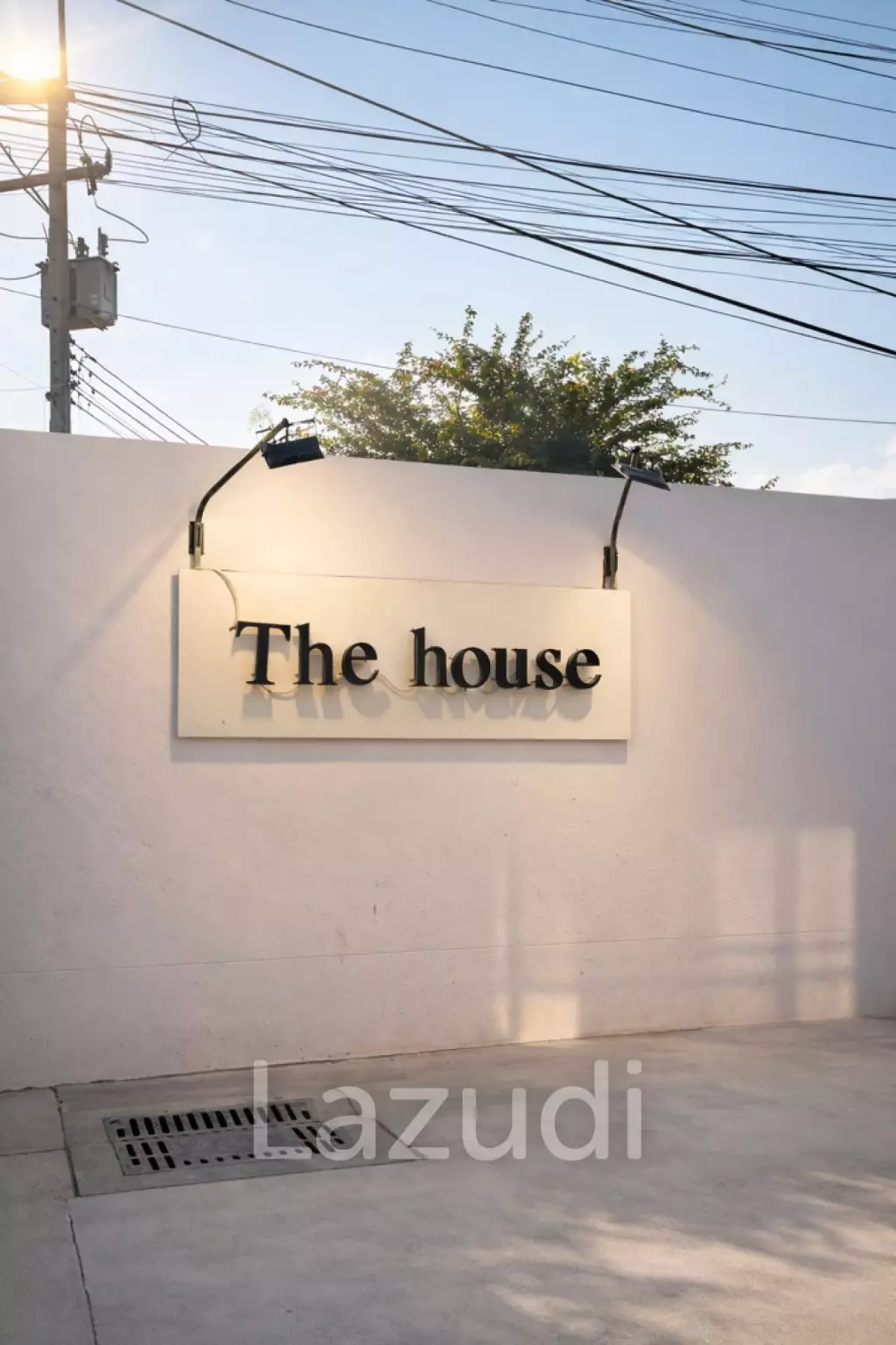 STYLISH MODERN HOUSE  : 3 bed great location