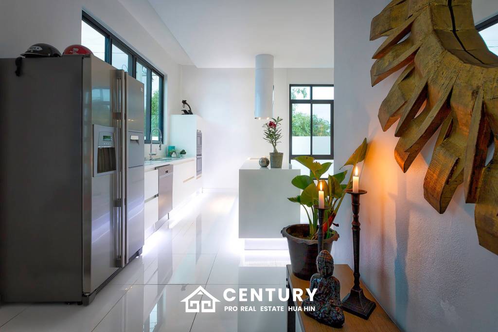 STYLISH MODERN HOUSE  : 3 bed great location